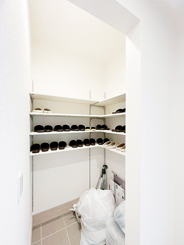 大きなものも片付く土間収納付きで、いつでも玄関はスッキリ