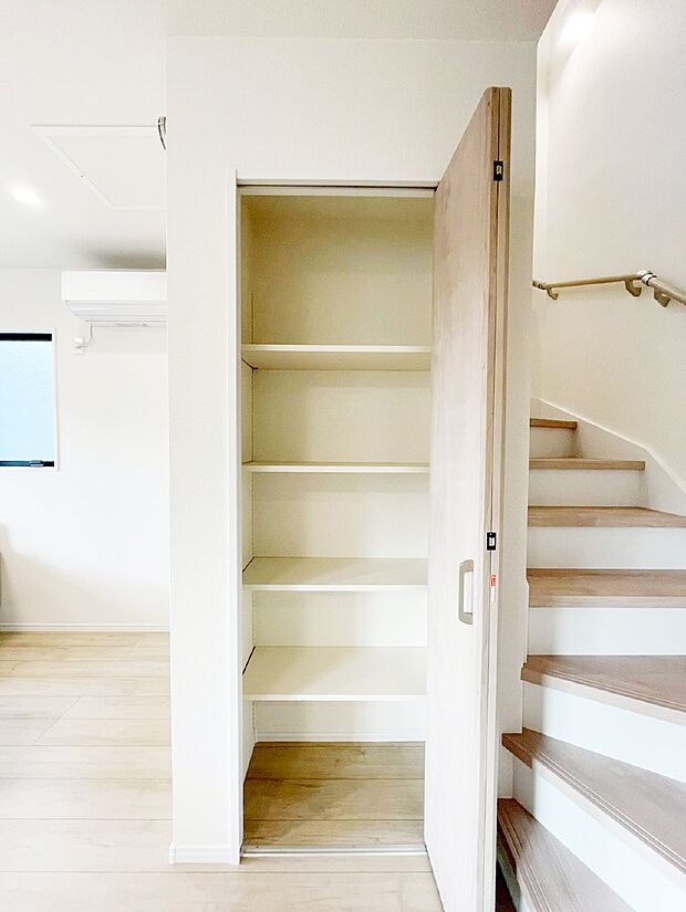 物が多くなりがちなリビングにうれしい収納