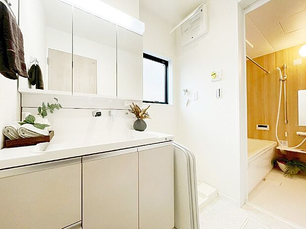 清潔感ある洗面化粧室で朝の身支度も快適