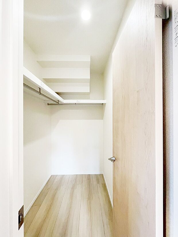 ウォークインクローゼットの活用で生活空間スッキリ