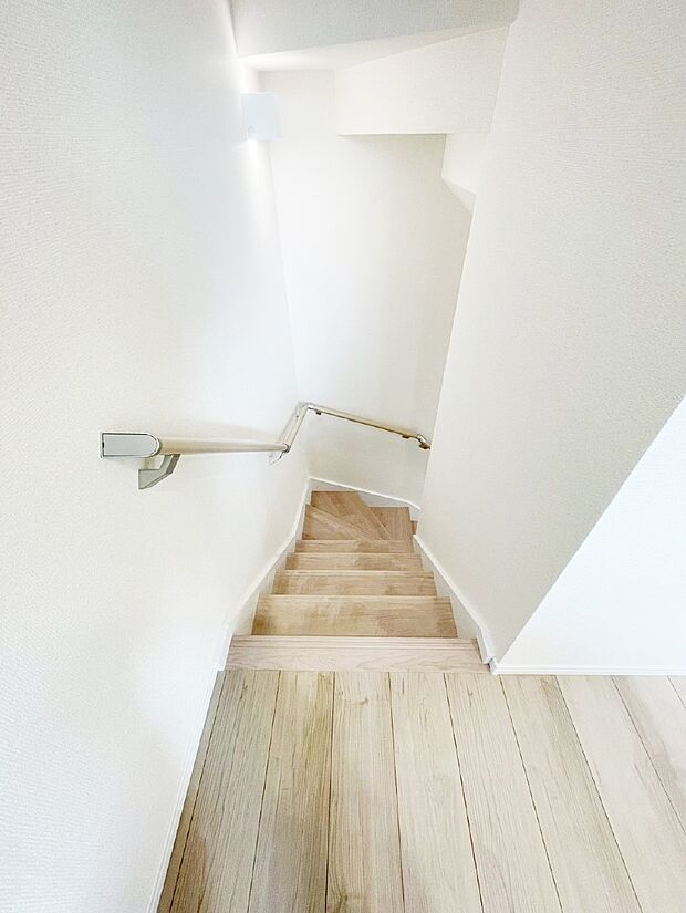 階段は手すり付きなので小さなお子さまやご高齢の方も安心です