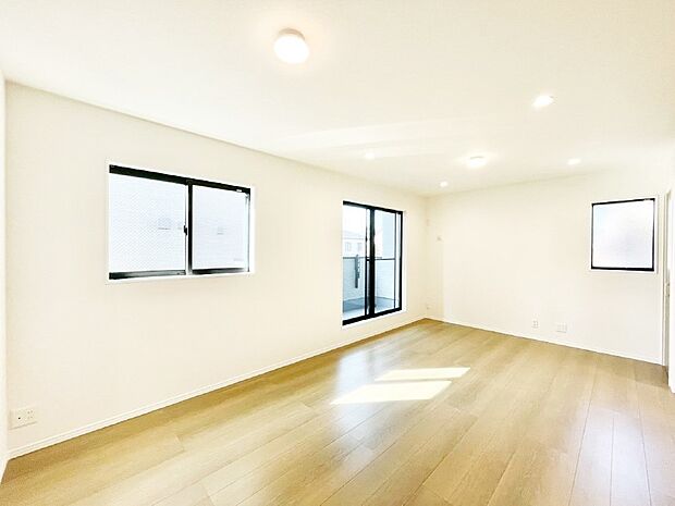 大きな窓からたっぷりの陽光と風を感じられるリビング