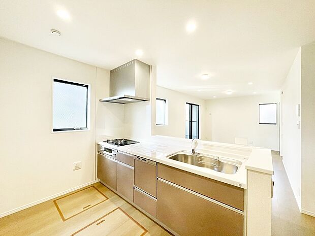 料理をしながらご家族との会話を楽しめる対面カウンターキッチン