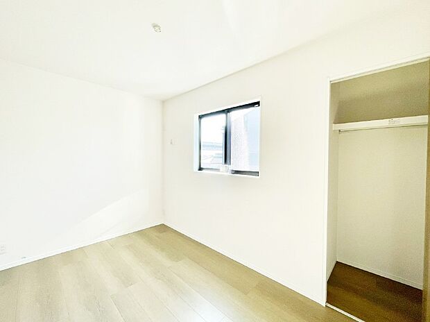 窓からのやさしい光が心地よいプライベートルーム