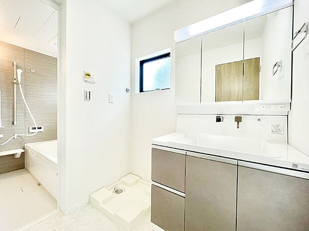 清潔感ある洗面化粧室で朝の身支度も快適