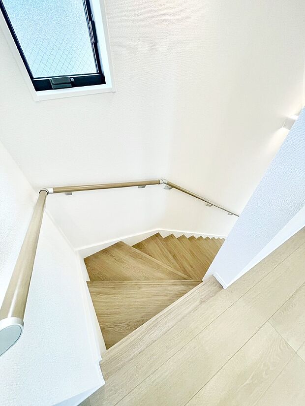 階段は手すり付きなので小さなお子さまやご高齢の方も安心です