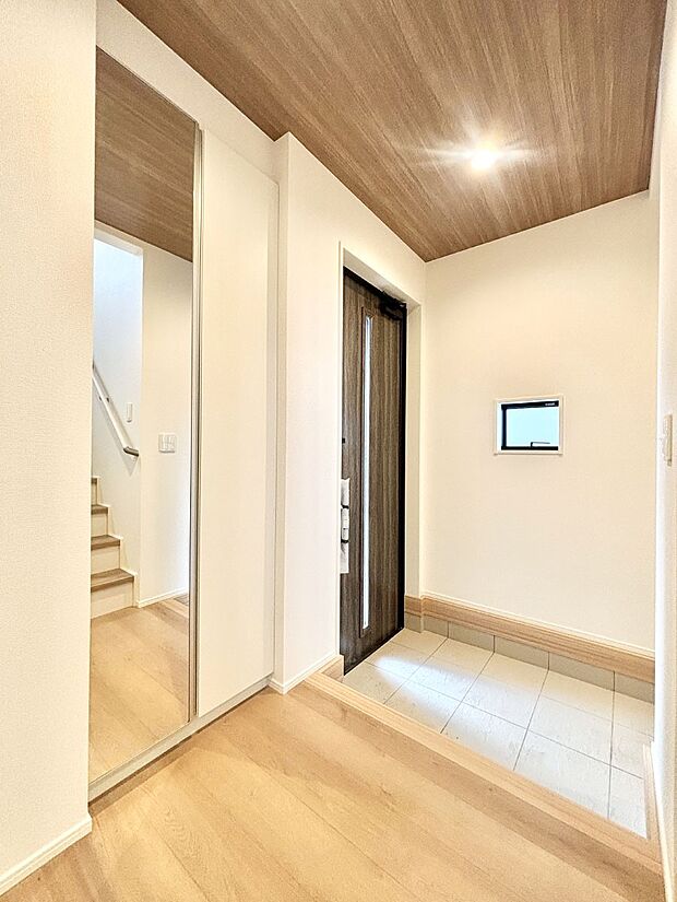 明るい玄関はお客様をお出迎えするのにぴったりです!