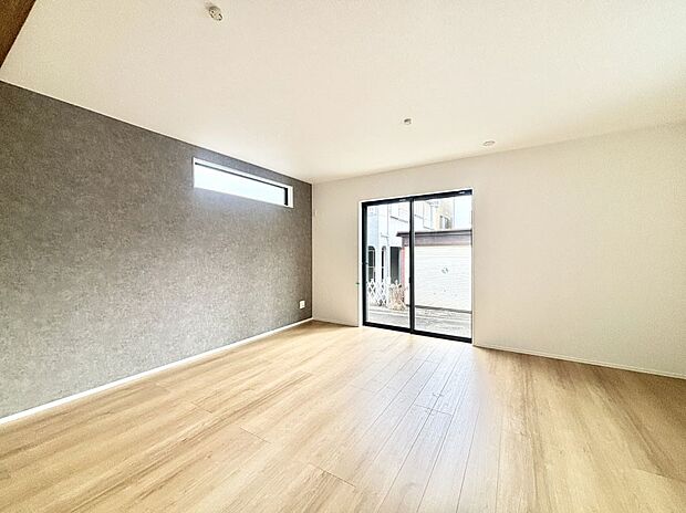 明るい陽光が注ぎ、寛ぎの雰囲気に満たされるリビング・ダイニング。