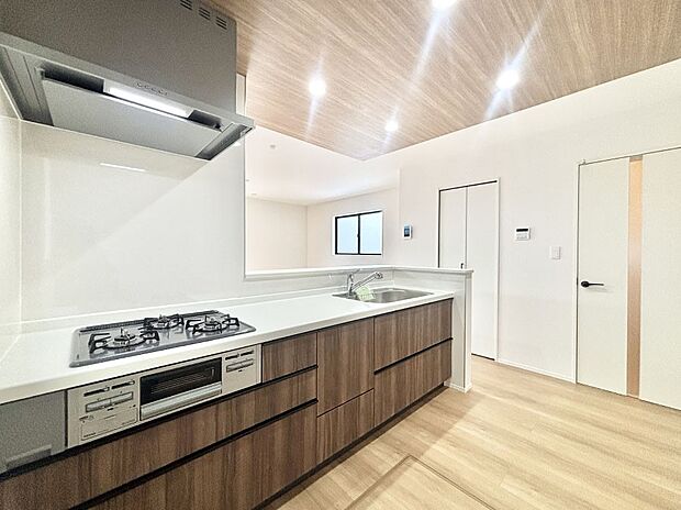 料理をしながらでもご家族との会話を楽しめる対面キッチン