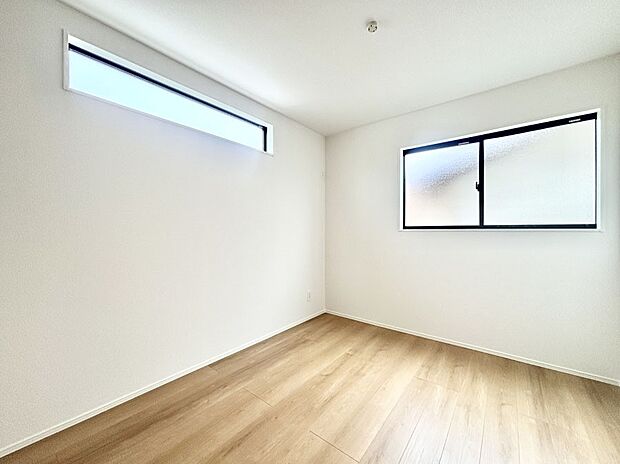 2面採光で気持ちよく自然光が取り入れられるのでお子様のお部屋にもピッタリ