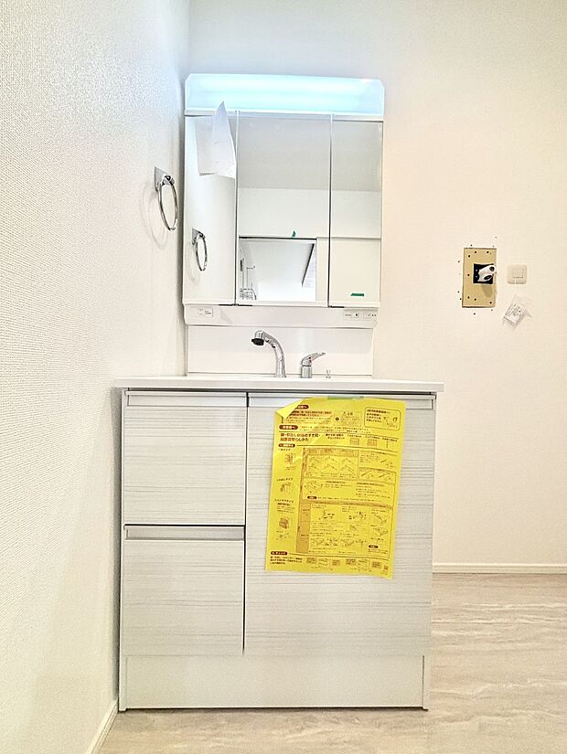 大きく見やすい三面鏡で清潔感ある洗面台は、身だしなみチェックや肌のお手入れにおすすめです。