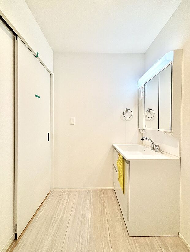 明るい洗面所は毎朝の身支度も楽しくできちゃいそうです。