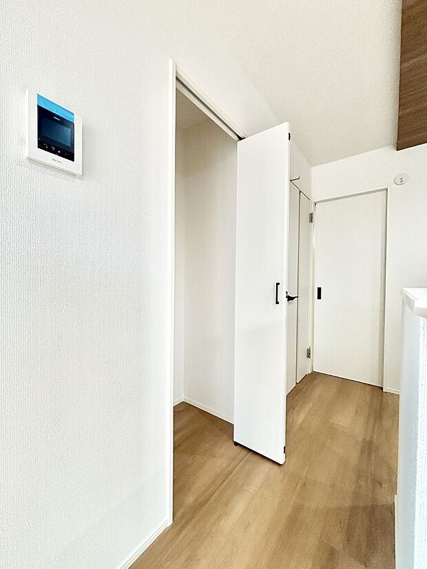 キッチンにはパントリー!食材のストックはもちろん、日用品の収納など使い方はいろいろ!