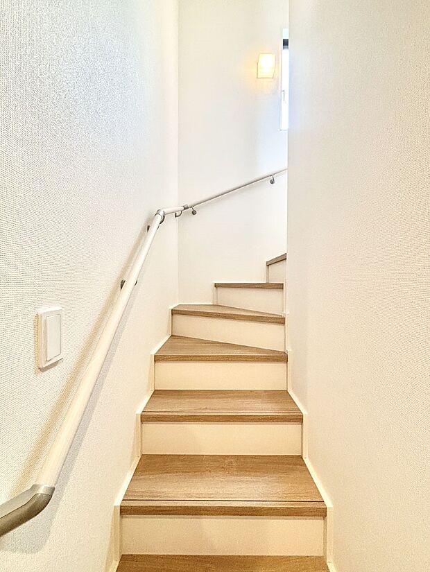 階段は手すり付きなので小さなお子さまやご高齢の方も安心です