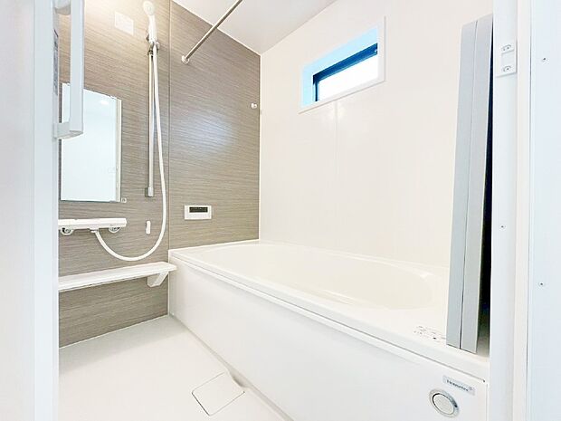 一日の疲れを癒してくれる明るい清潔感のあるバスルーム