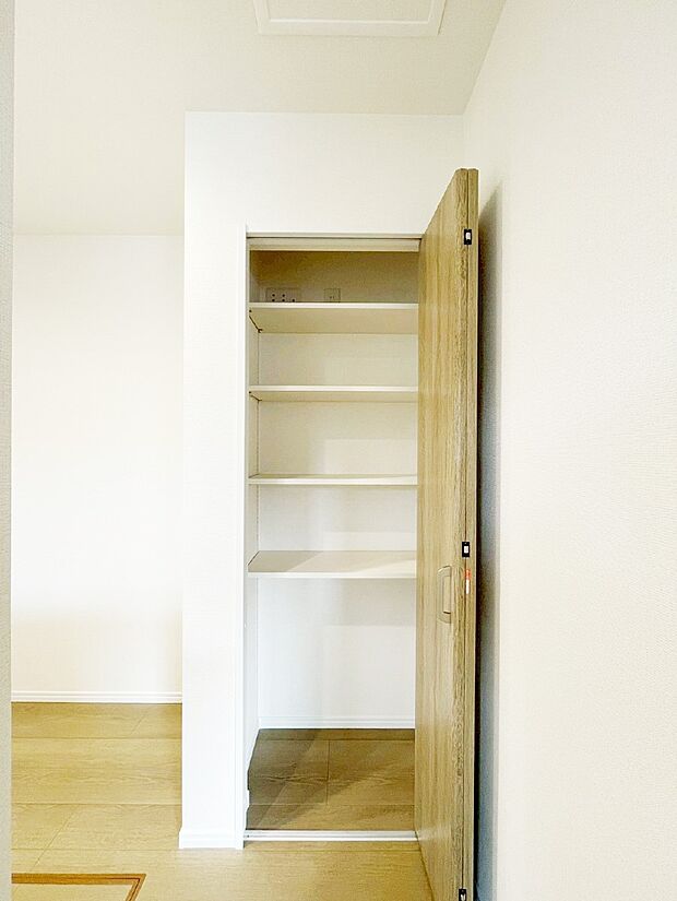 キッチン横の収納はパントリーとしても利用できます