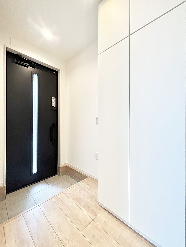 明るい陽光が入り込む玄関。ご家族の靴もスッキリ収納できる玄関収納付き!