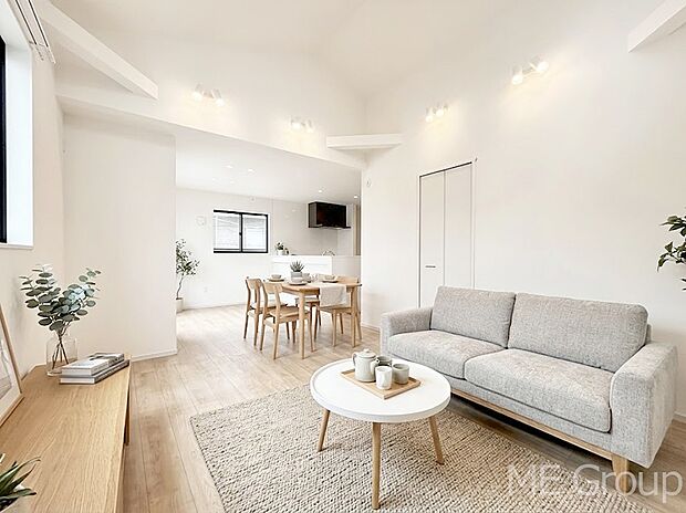 プライバシーも守れる2階リビングは明るく開放感たっぷり! ※家具はCGです