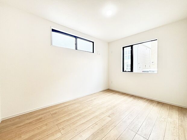 窓からのやさしい光が心地よいプライベートルーム