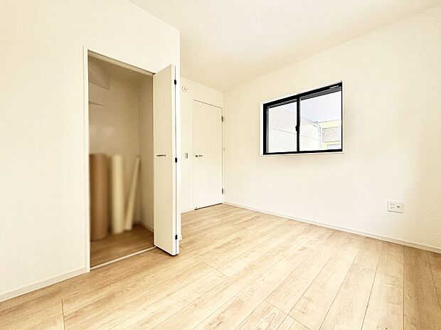 やさしい光がさしこむ居室はしっかり収納付き