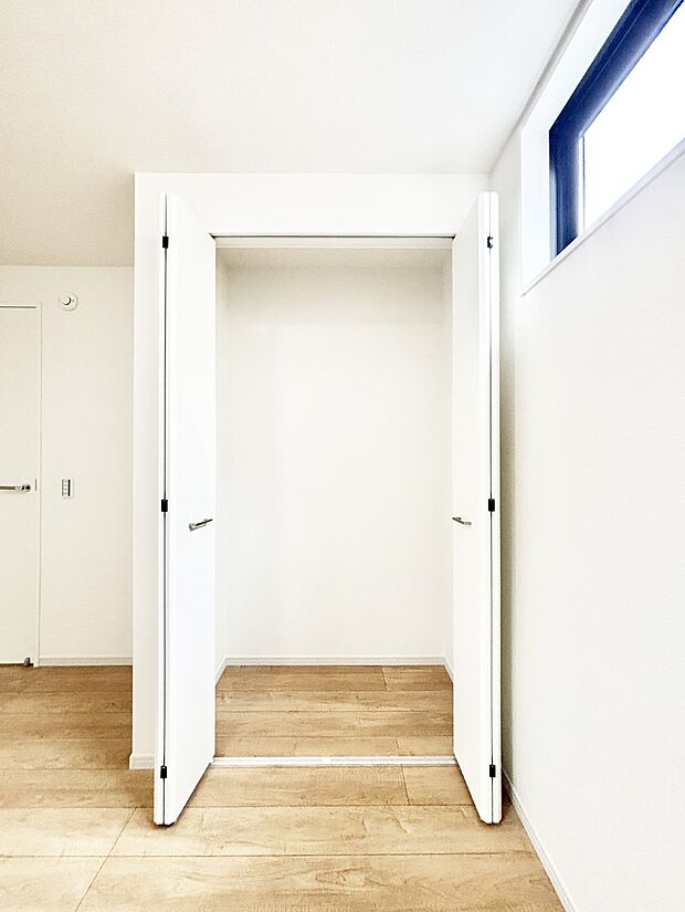 毎日着る衣類や荷物などの収納に便利なクローゼット付きです。