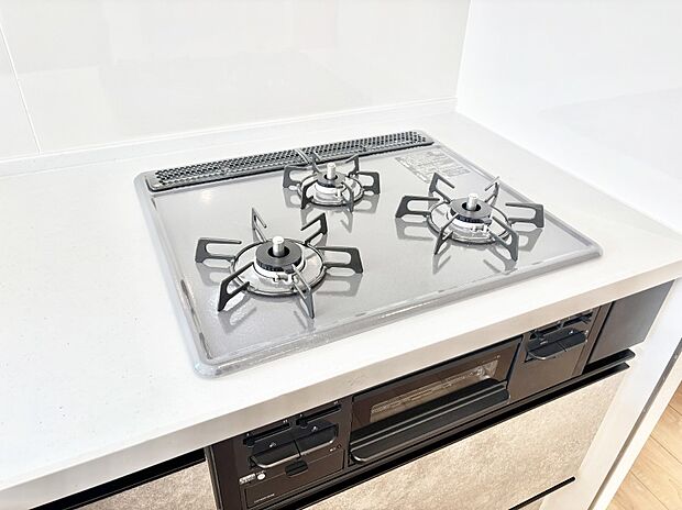 ガスコンロはSiセンサー搭載。火力調節や焦げ付き・消し忘れも防いでくれます。