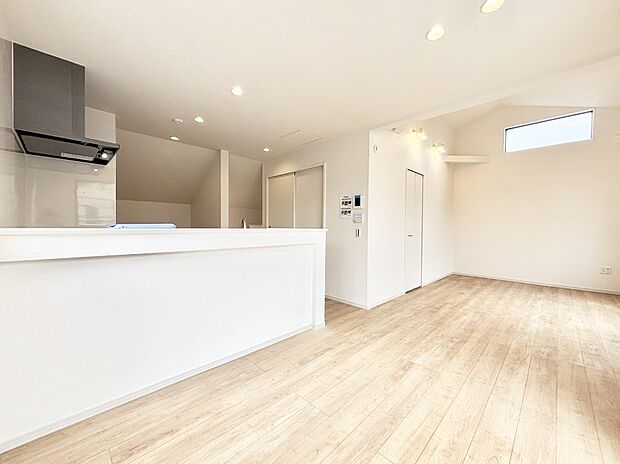 25帖のゆとりあるリビング。家族が集まるリビングは床暖房付きで快適です。