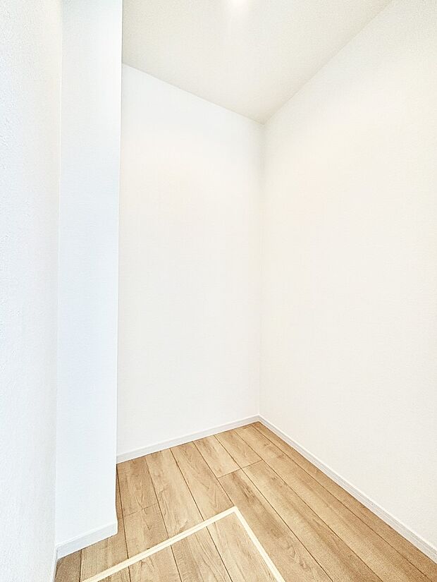 ウォークインクローゼット付きで生活空間を広く利用できます。