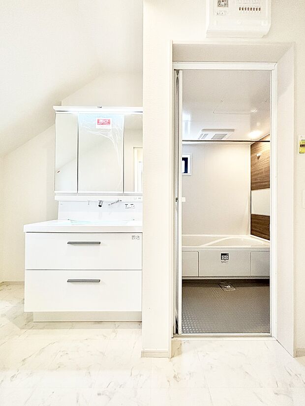 清潔感ある洗面化粧室で朝の身支度も快適