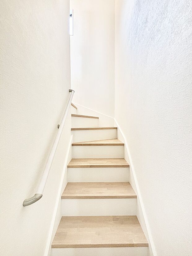 ご家族間のコミュニケーションが深まるリビングイン階段を採用