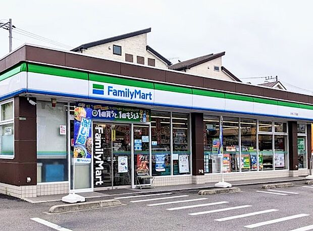 コンビニ 400m ファミリーマート 六木二丁目店