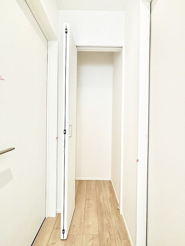 設備「無料オンライン相談」受付中!掃除道具や季節の小物を収納することができます。