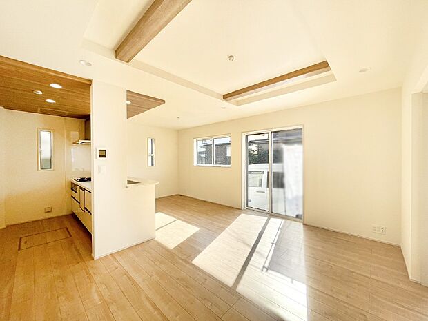 家族の笑顔が自然と生まれてくる、そんな雰囲気のダイニングに仕上がっています。