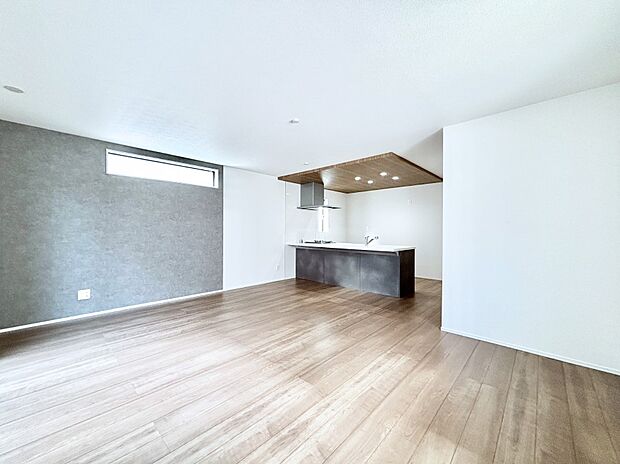 アクセントクロスがお洒落なリビング。家族でのんびりくつろげる広々スペース。