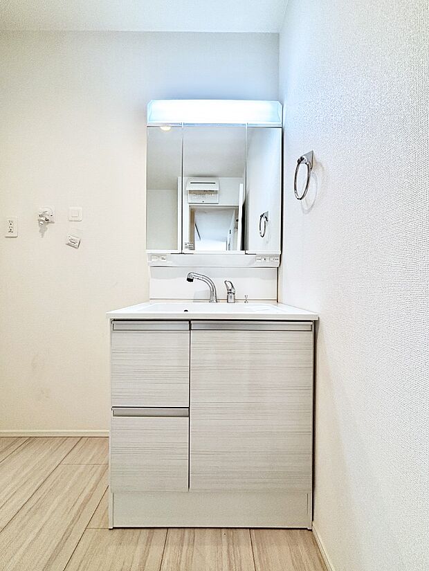 大きく見やすい三面鏡で清潔感ある洗面台は、身だしなみチェックや肌のお手入れにおすすめです。