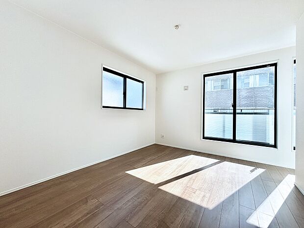 バルコニーが開放感をプラスしてくれる洋室