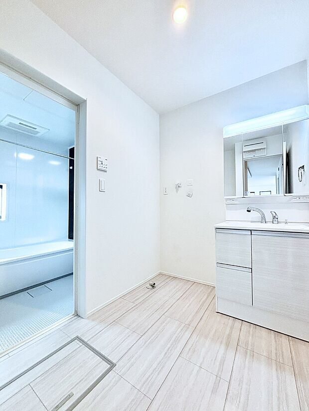 清潔感のある快適空間です。毎日の身支度も気持ち良くお使い頂けます。