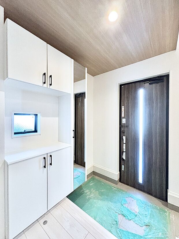 ミラー付きシューズボックスはお出かけ前の身だしなみチェックに便利