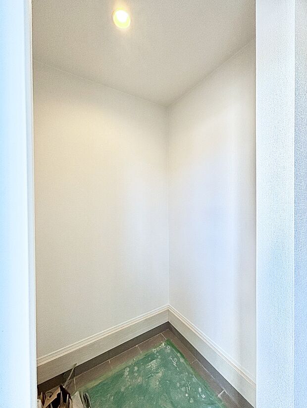 シューズインクローク付き!雨具やベビーカーも置けます。