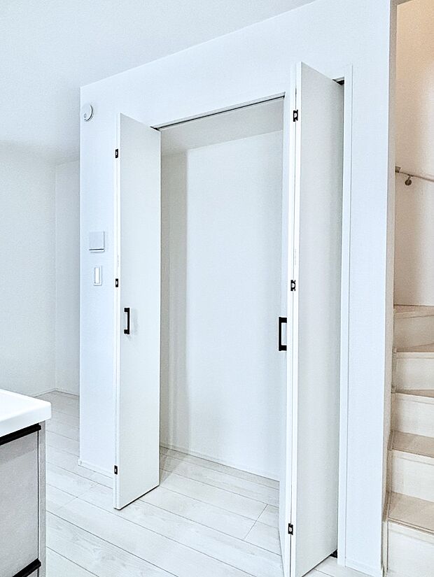 日用品や食品のストックなどスッキリ収納できるパントリー付きです。