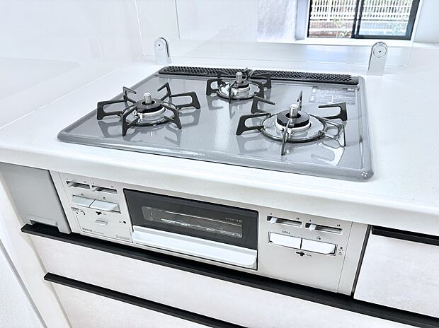 ガスコンロはSiセンサー搭載。火力調節や焦げ付き・消し忘れも防いでくれます。