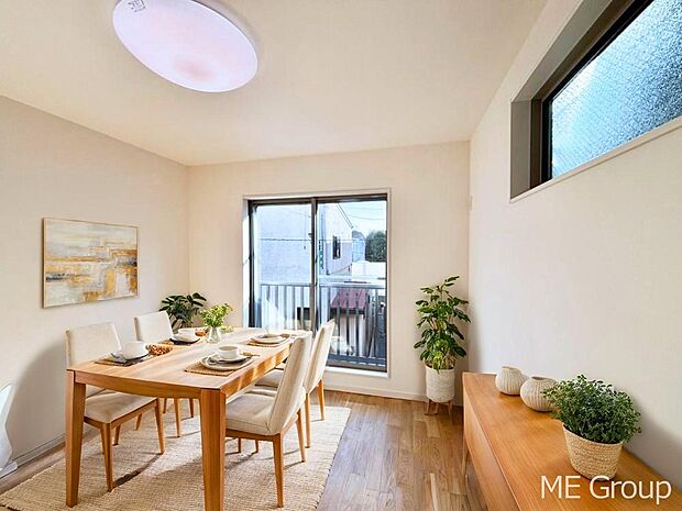 ご家族の賑やかな話し声で包まれる明るいリビング  ※家具はCGです