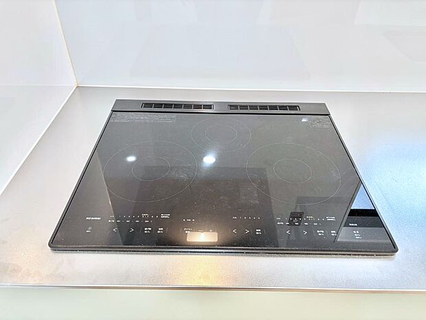 IHクッキングヒーターは天板の調理面がフラットなので調理後はサッと一拭きするだけ！