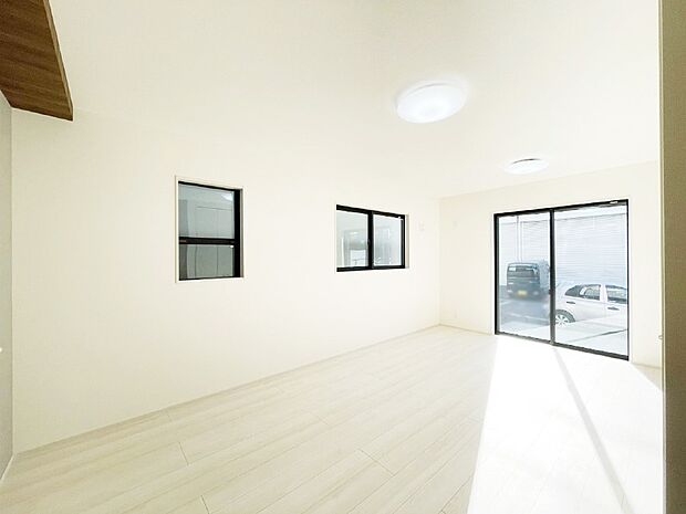 大きな窓からたっぷりの陽光と風を感じられるリビング