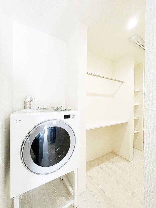 ガス乾燥機付きのランドリースペースはキッチンとの動線もスムーズ