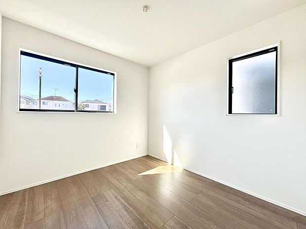 2面採光で気持ちよく自然光が取り入れられるのでお子様のお部屋にもピッタリ