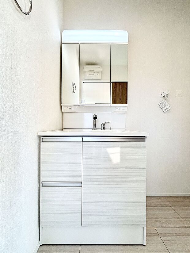 大きく見やすい三面鏡で清潔感ある洗面台は、身だしなみチェックや肌のお手入れにおすすめです。 