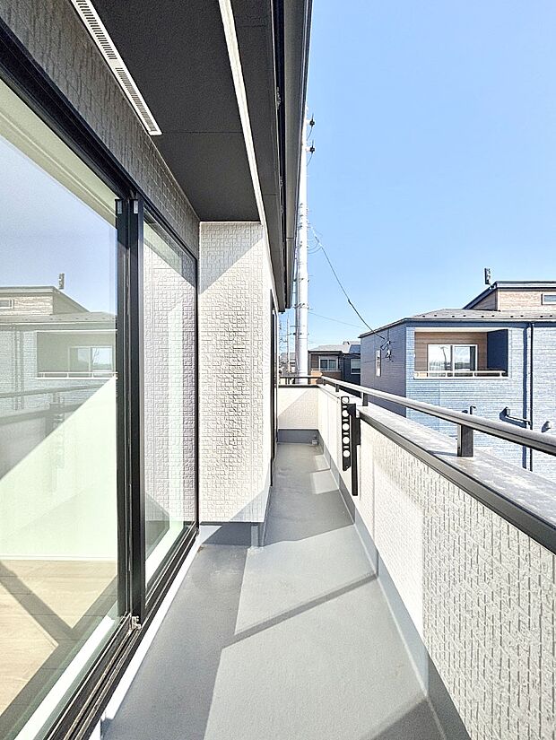 暖かな陽光が降り注ぐバルコニーはお洗濯におすすめ。爽やかな風も心地よいです。 