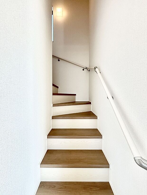 階段は手すり付きなので小さなお子さまやご高齢の方も安心です