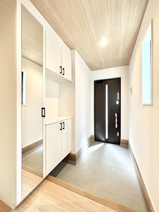 明るい玄関はお客様をお出迎えするのにぴったりです！ 